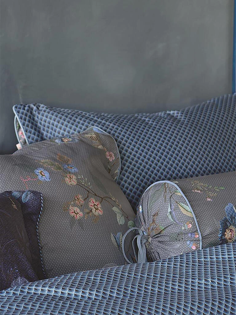 PIP STUDIO, Zierkissen Gefüllt 45x45cm KAWAI FLOWER Blue 2 PIP STUDIO, Zierkissen Gefüllt 45x45cm KAWAI FLOWER Blue – Bild 2